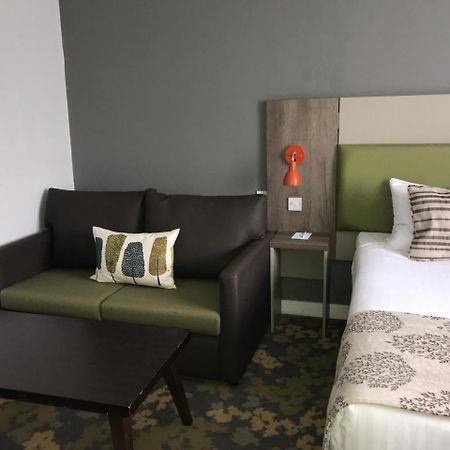 Epping Forest Hotel Вудфорд Экстерьер фото