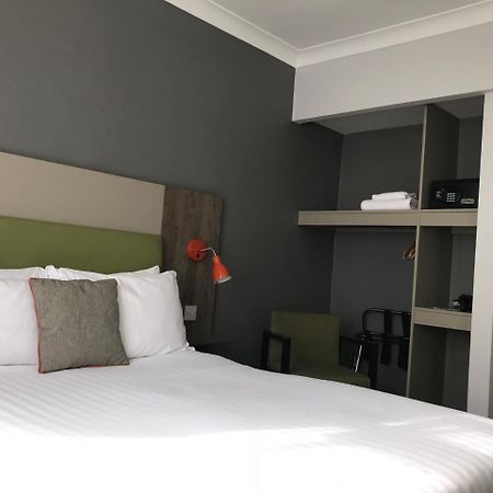 Epping Forest Hotel Вудфорд Экстерьер фото