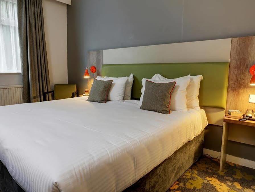 Epping Forest Hotel Вудфорд Экстерьер фото