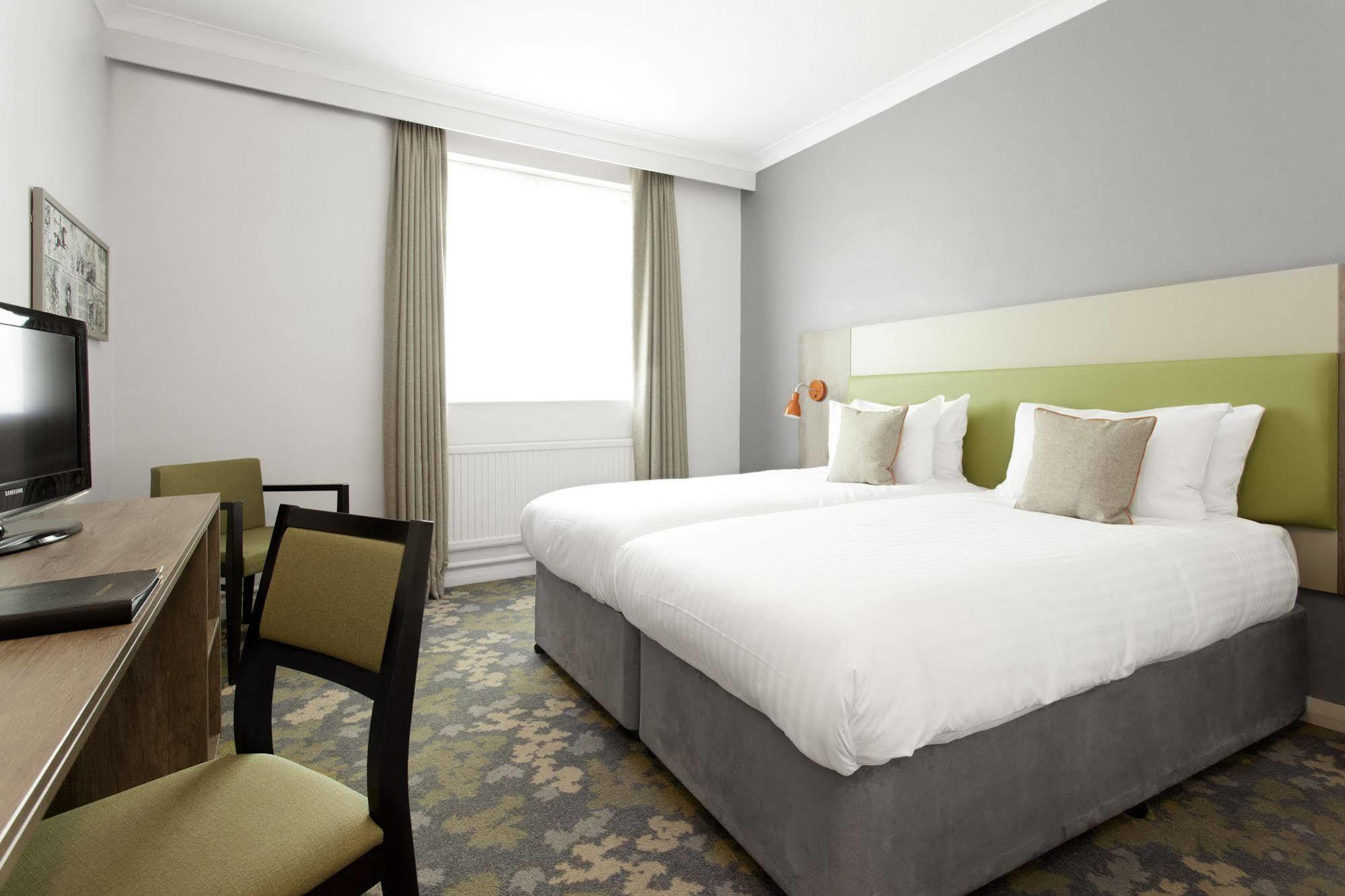 Epping Forest Hotel Вудфорд Экстерьер фото