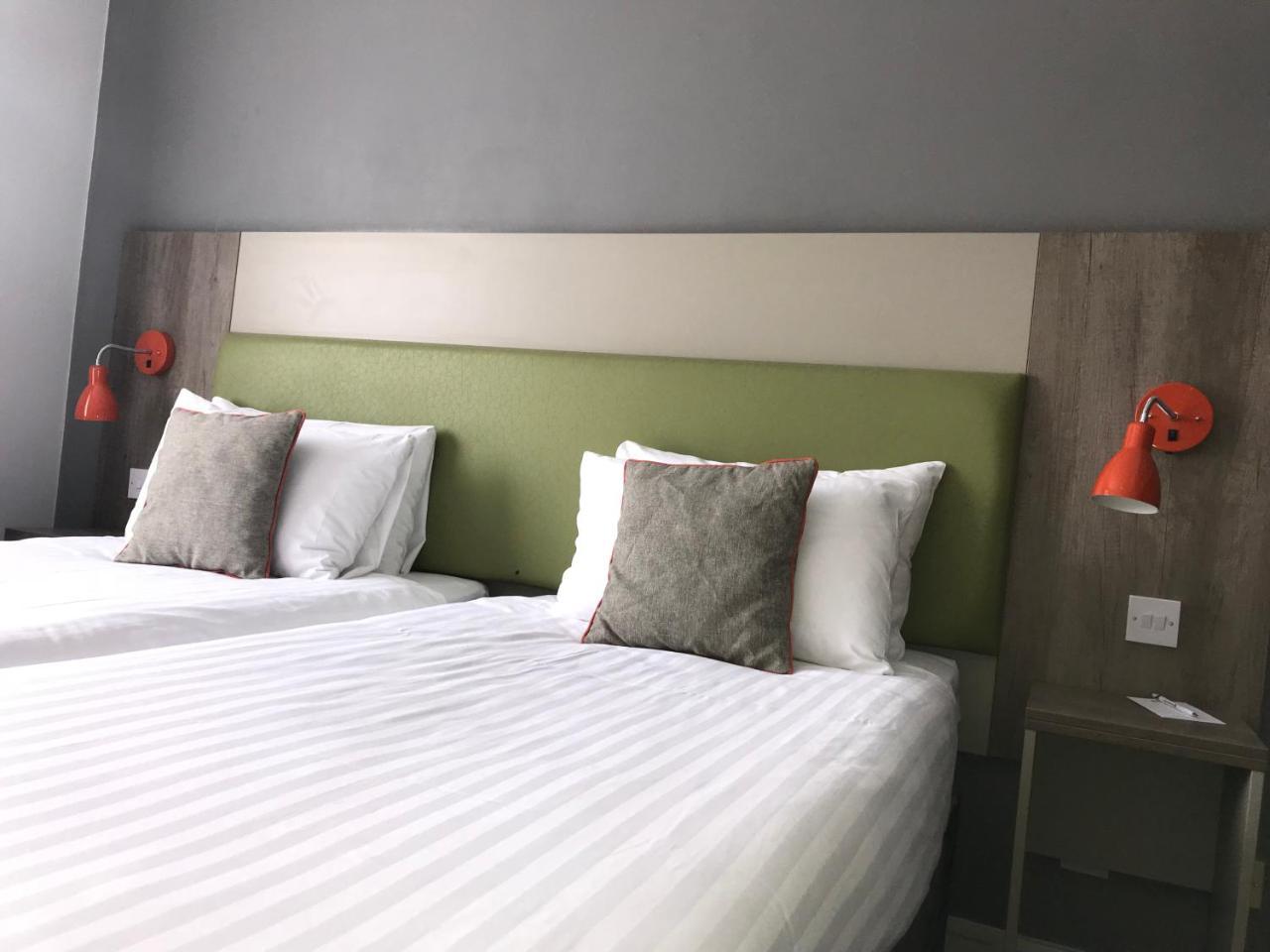 Epping Forest Hotel Вудфорд Экстерьер фото