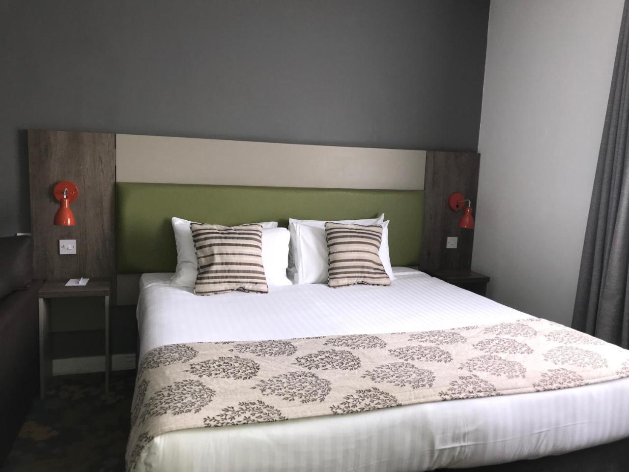 Epping Forest Hotel Вудфорд Экстерьер фото