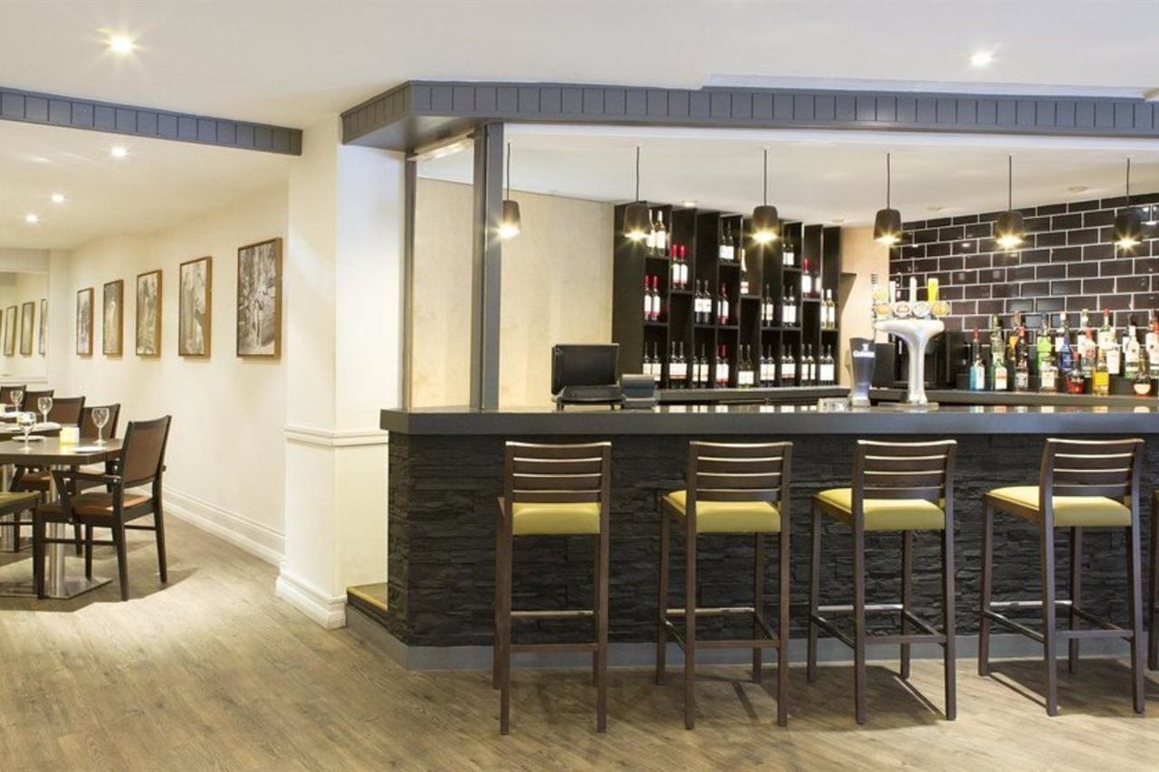 Epping Forest Hotel Вудфорд Экстерьер фото